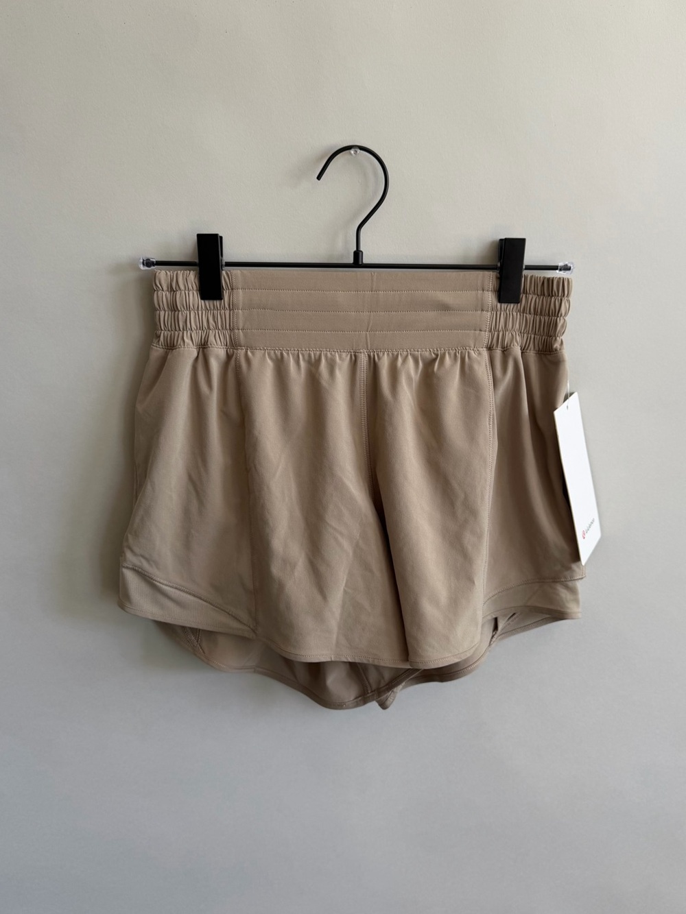 LULULEMON Hotty Hot High Rise Lined Shorts 4” in Sheer Oak - Picture 4 of 7